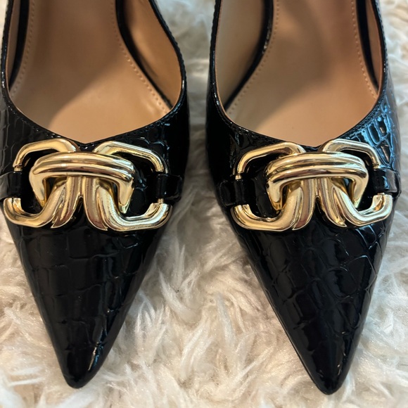 Steve Madden Black Croc-Embossed Heels with Gold Chain - Picture 4 of 6